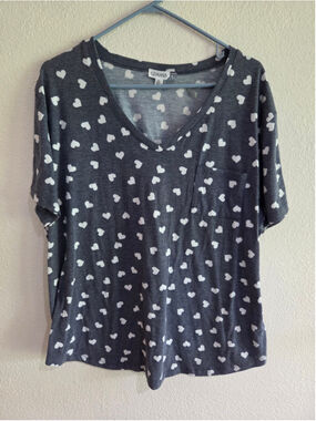 Loanna Women’s 2X Gray White Heart Print V-Neck Top